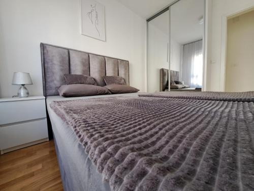Ένα ή περισσότερα κρεβάτια σε δωμάτιο στο Apartman Luxury kod Kafeterije 5 i Wabi Sabi