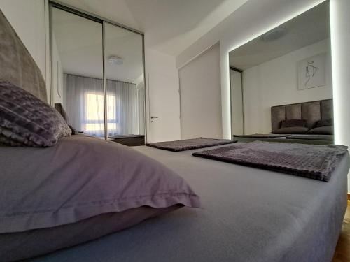 Ένα ή περισσότερα κρεβάτια σε δωμάτιο στο Apartman Luxury kod Kafeterije 5 i Wabi Sabi