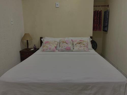 Een bed of bedden in een kamer bij Casa Ferradurinha & Geribá