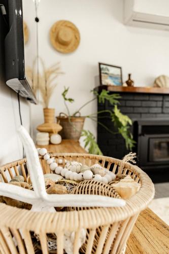 Una cocina o cocineta en Hilltop Hideaway ~ Bay of Fires