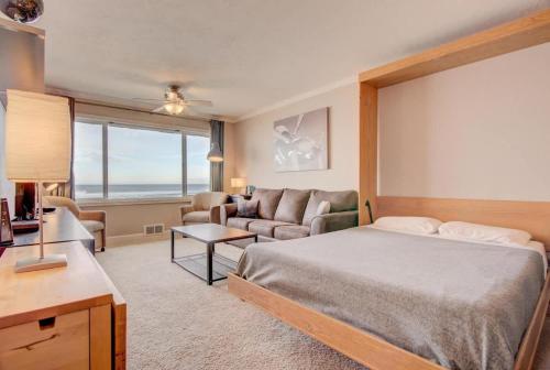 Giường trong phòng chung tại Luxurious Oceanfront Suite - Sleeps 6 - Second Floor - Pool and Sauna