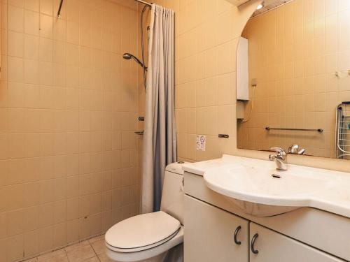 韦斯特维4 person holiday home in Vestervig的带马桶和水槽的浴室