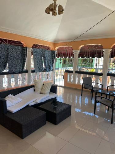 Posezení v ubytování Cozy house in San Pedro