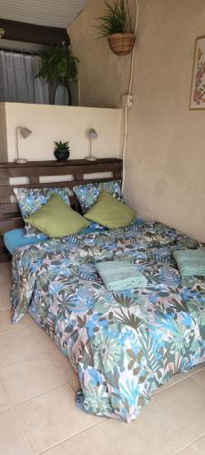 un lit avec des oreillers dessus dans une chambre dans l'établissement Dans la nature, proche mer, villa de Standing avec piscine, jaccusi, à Clermont-lʼHérault