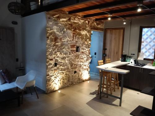 a stone wall in a kitchen with a table and chairs at Duplex Colonial Getsemani in Cartagena de Indias