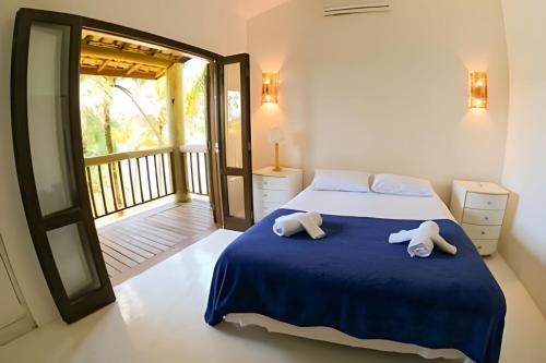 a bedroom with a bed with two towels on it at Casa Janaina Ilhabela in Ilhabela