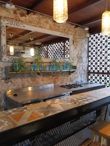 eine Restaurantküche mit einer Theke und einer Arbeitsplatte in der Unterkunft Hermoso apartamento con patio privado in Cartagena de Indias