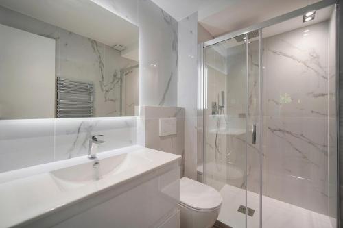 Modern 3BR with Patio, Walk to Beach and Croisette