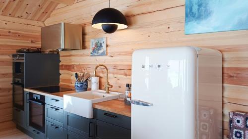 Dapur atau dapur kecil di Cabin With Panoramic Views At Syndin Plateau