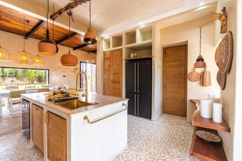 Η κουζίνα ή μικρή κουζίνα στο Villa Bismelah