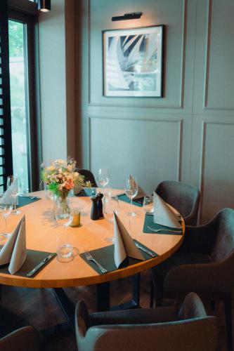 a wooden table with napkins on it in a room at ConventGarten Hotel & Restaurant - am Nord-Ostsee-Kanal in Rendsburg
