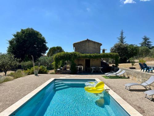 une piscine devant une maison dans l'établissement Maison avec piscine - Luberon, à Saint-Saturnin-lès-Apt
