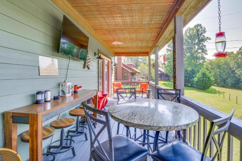 a patio with a table and chairs on a porch at Hiawassee Cabin Near Lake Chatuge and AT Trailheads in Hiawassee