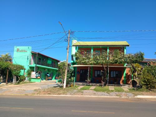 a building on the side of the road with a street at Pousada Primavera in Bonito