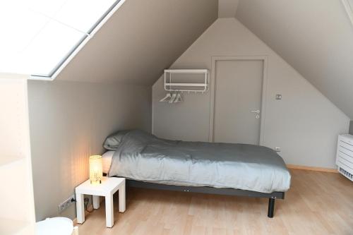 a bedroom with a bed in a attic at Vakantiewoning Nijkenhof in Ninove