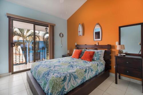 Postel nebo postele na pokoji v ubytování Coco - Laguna Azul Poolside Condo