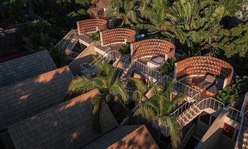 eine Draufsicht auf eine Gruppe von Stühlen und Bäumen in der Unterkunft Casa Palmeras 2, Oasis House in Punta Zicatela in Brisas de Zicatela
