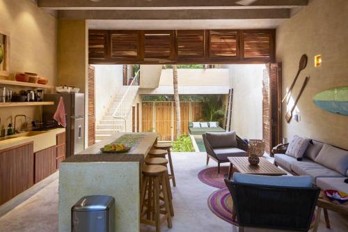 eine Küche und ein Wohnzimmer mit einer Couch und einem Tisch in der Unterkunft Casa Palmeras 2, Oasis House in Punta Zicatela in Brisas de Zicatela