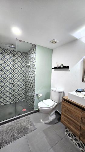 a bathroom with a toilet and a shower and a sink at ACEQUIA SUITES WHITE & BLACK para 1 a 2 personas ESPECIALISTAS EN CORTAS, MEDIANAS Y LARGAS ESTANCIAS en IZCALLI TEPOTZOTLAN perfectas para Familias, Turistas, Contratistas, Estudiantes, Empresas y Ejecutivos a sólo 5 min Izcalli in Cuautitlán Izcalli