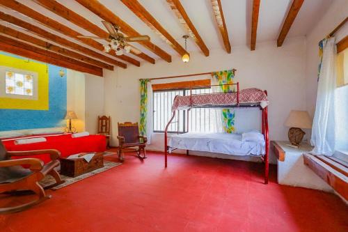 Un dormitorio con una litera y un suelo rojo. en New Bamboo La Campiña Pool & Countryside, en Chiconcuac