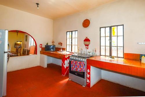 cocina con fogones y encimera en una habitación en New Bamboo La Campiña Pool & Countryside, en Chiconcuac