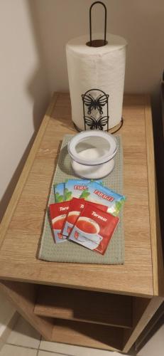 a table with a plate and a roll of toilet paper at Itzel in Picún Leufú