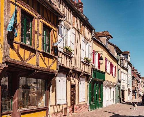 a group of buildings on the side of a street at Cozy studio en centre ville in Beauvais