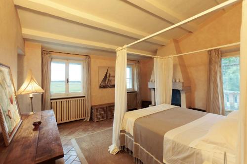 Postel nebo postele na pokoji v ubytování Villa With Views Of The Tuscan Maremma