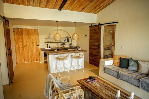 a kitchen and living room with a couch and a table at La Pausa Hotelbistro in Guatapé