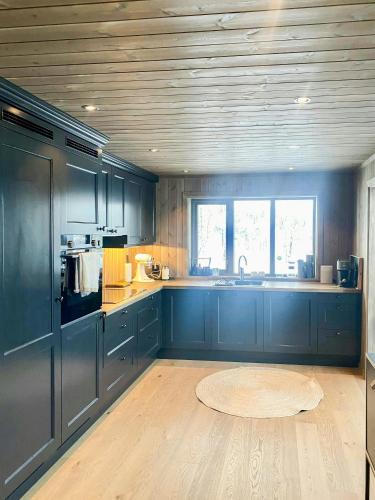 Dapur atau dapur kecil di Modern Cabin With Panoramic Views At Nesfjellet