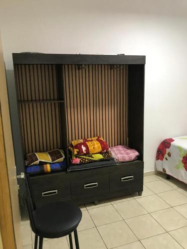 a black crib with a chair in a room at Casa Aconchego in Triunfo