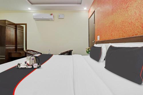 Katil atau katil-katil dalam bilik di Hotel O Premnagar Heights