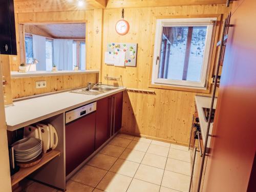 una piccola cucina con un lavandino e una finestra di Kreischberg W12 a Kaindorf Süd