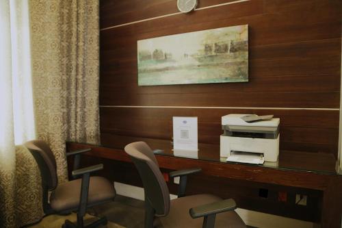 a room with a desk with a printer and chairs at Hampton Inn by Hilton Silao-Aeropuerto, Mexico in Silao