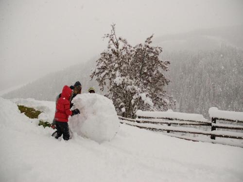 a group of people standing next to a snowman at Carmaliva in Innerkrems