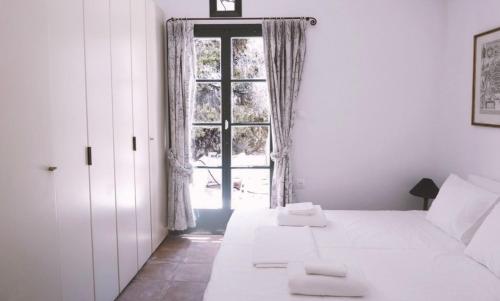 Кровать или кровати в номере - Kioupi - 2 bedroom elegant and stylish house