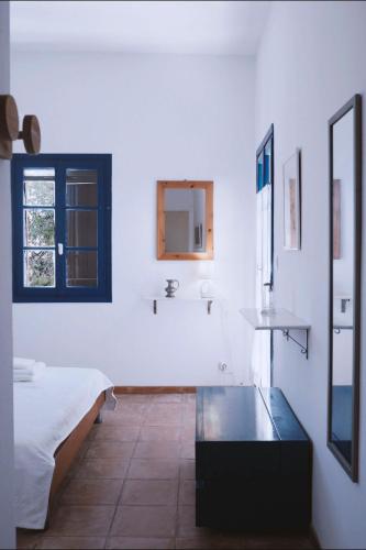 Кровать или кровати в номере - Kioupi - 2 bedroom elegant and stylish house