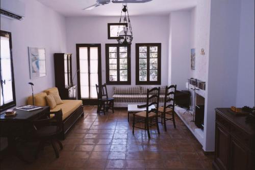 Гостиная зона в - Kioupi - 2 bedroom elegant and stylish house