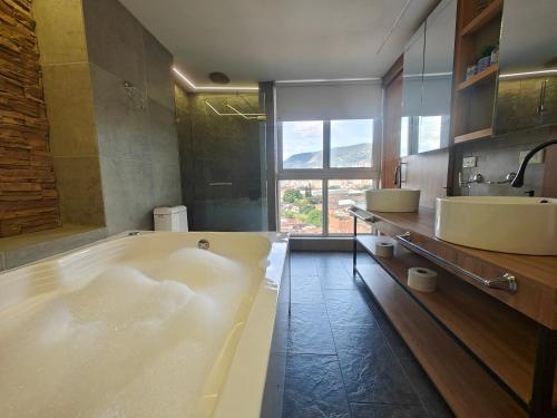 Voodi või voodid majutusasutuse Penthouse Stay & Relax Itagui toas
