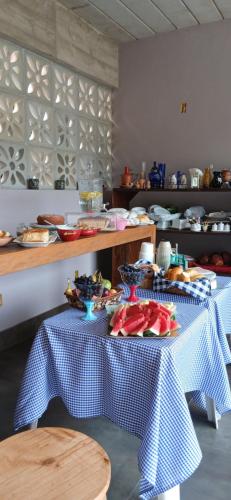 due tavoli con tovaglia a quadri blu e bianchi di Espaço Villa Pella - Chalé Rosa a Brumadinho