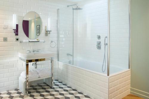 Ένα μπάνιο στο Monsieur Cadet Hotel & Spa