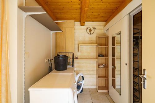 baño pequeño con lavadora y secadora en Avel Mor - Proche de Quimper, en Pluguffan