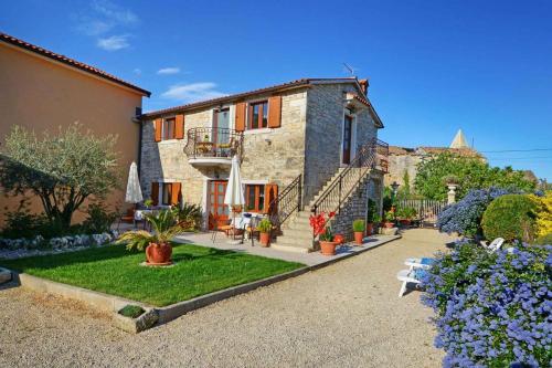a stone house with a garden in front of it at Apartment in Baderna - Istrien 44223 in Baderna