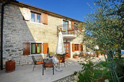 a patio with a table and chairs and a building at Apartment in Baderna - Istrien 44223 in Baderna