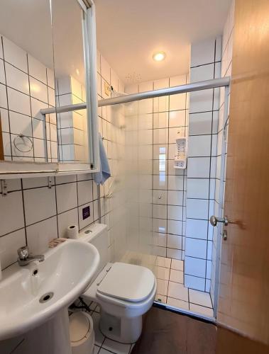 a bathroom with a toilet and a sink and a shower at Queen's Flats, flat executivo próximo à Esplanada e ao aeroporto in Brasilia