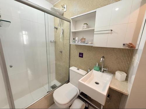 a bathroom with a toilet and a shower and a sink at Queen's Flats, flat executivo próximo à Esplanada e ao aeroporto in Brasilia