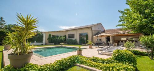 a house with a swimming pool in the yard at Le Mas Du Batadou in Visan