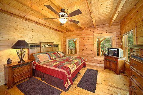 - une chambre avec un lit et un ventilateur de plafond dans l'établissement Magic Moments Holiday home, à Gatlinburg