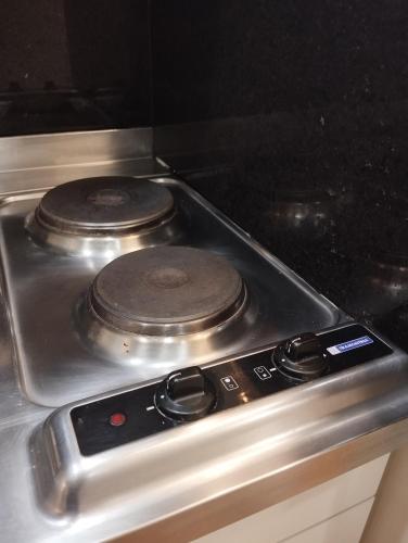 a stove top with two burners on it at Queen's Flats, flat executivo próximo à Esplanada e ao aeroporto in Brasilia