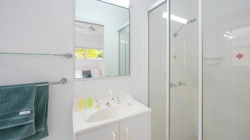un bagno bianco con lavandino e doccia di Avalon 3 a Yamba